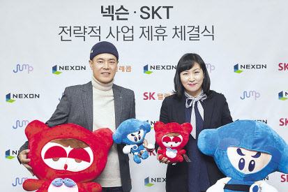 김현 넥슨 사업총괄 부사장(왼쪽)과 전진수 SKT 5GX서비스사업본부장이 VR 게임 개발 관련 전략적 업무협약을 체결하고 있다. [양사 제공]