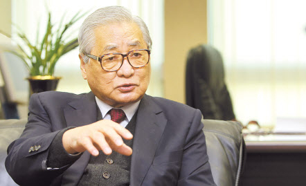 노태우 정부 시절 국무총리로 재직했던 정원식 전 총리가 별세했다. 향년 91세. 사진은 지난 2011년 서울 대방동 유한재단 이사장실에서 남북기본합의서 체결 20주년을 앞두고 인터뷰 하고 있는 정 전 총리 모습. [연합]