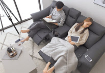 코로나19로 집콕족이 늘어나면서 현대리바트의 소파 등의 매출이 크게 늘었다.[리바트 제공]