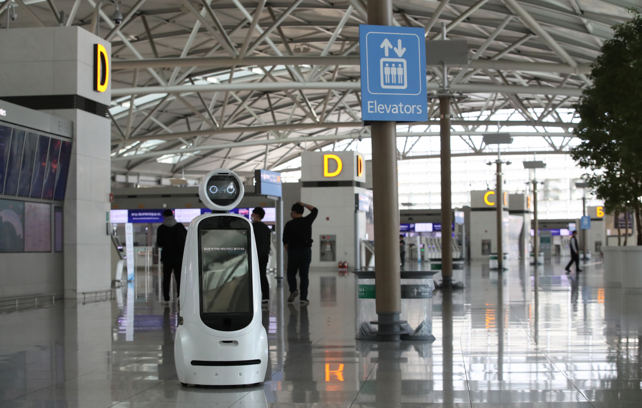 9일 인천국제공항 1터미널 출국장에 안내로봇 에어스타가 덩그러니 놓여있다. 정부는 최근 해외에서 들어온 외국인 입국자가 하루 1000명 초반대로 줄었다고 밝혔다. [연합]