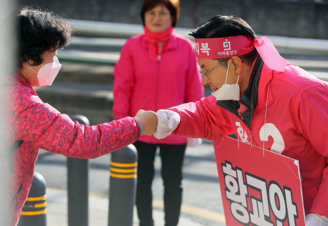 이낙연 더불어민주당 상임공동선대위원장이 13일 경북 포항시청 앞에서 포항북구 오중기, 남구울릉군 허대만 후보 지원 유세를 하고 있다(위쪽). 미래통합당 서울 종로 황교안 국회의원 후보가 13일 서울 종로구 창신역 인근에서 한 시민과 인사하고 있다. [연합]