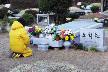 심상정 정의당 대표가 13일 오전 서울 남양주시 마석모란공원 내 고(故)노회찬 대표 묘소를 찾아 참배하고 있다. [연합]