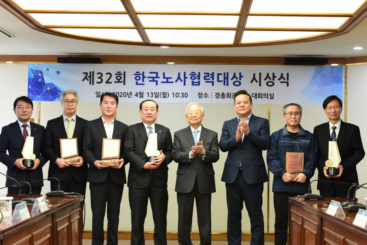 왼쪽부터 류종남 한전KPS(주) 노사상생협력처장, 이상욱 한전KPS(주) 노조 사무처장, 박갑용 (주)파리크라상 노조위원장, 황재복 (주)파리크라상 대표이사, 손경식 한국경영자총협회 회장, 이동호 한국노총 사무총장, 허인철 서울도시가스주식회사 노조위원장, 김진철 서울도시가스주식회사 대표이사. [경총 제공]