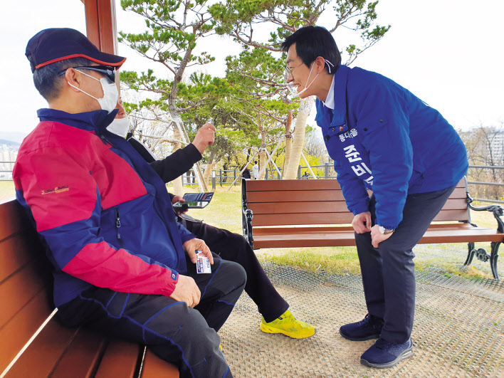 장경태 더불어민주당 후보가 12일 서울 동대문 배봉산 근린 공원에서 시민들을 만나고 있다. 이현정 기자