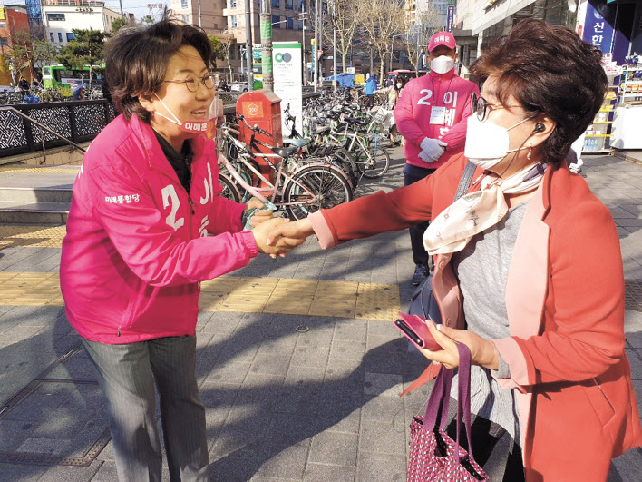 이혜훈 미래통합당 서울 동대문을 후보가 13일 오전 장한평역 2번 출구 근처에서 지역 주민을 만나고 있다. 박재석 수습기자