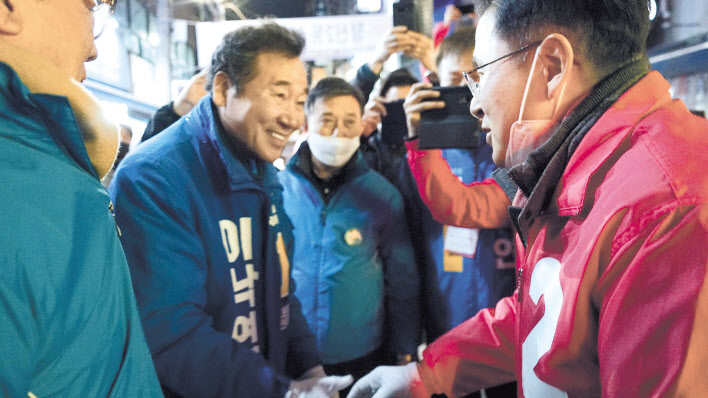 이낙연 더불어민주당 서울 종로 후보가 12일 서울 종로구 창신동 골목시장 상가방문 중 황교안 미래통합당 서울 종로 후보를 만나 인사를 나누고 있다. [연합]