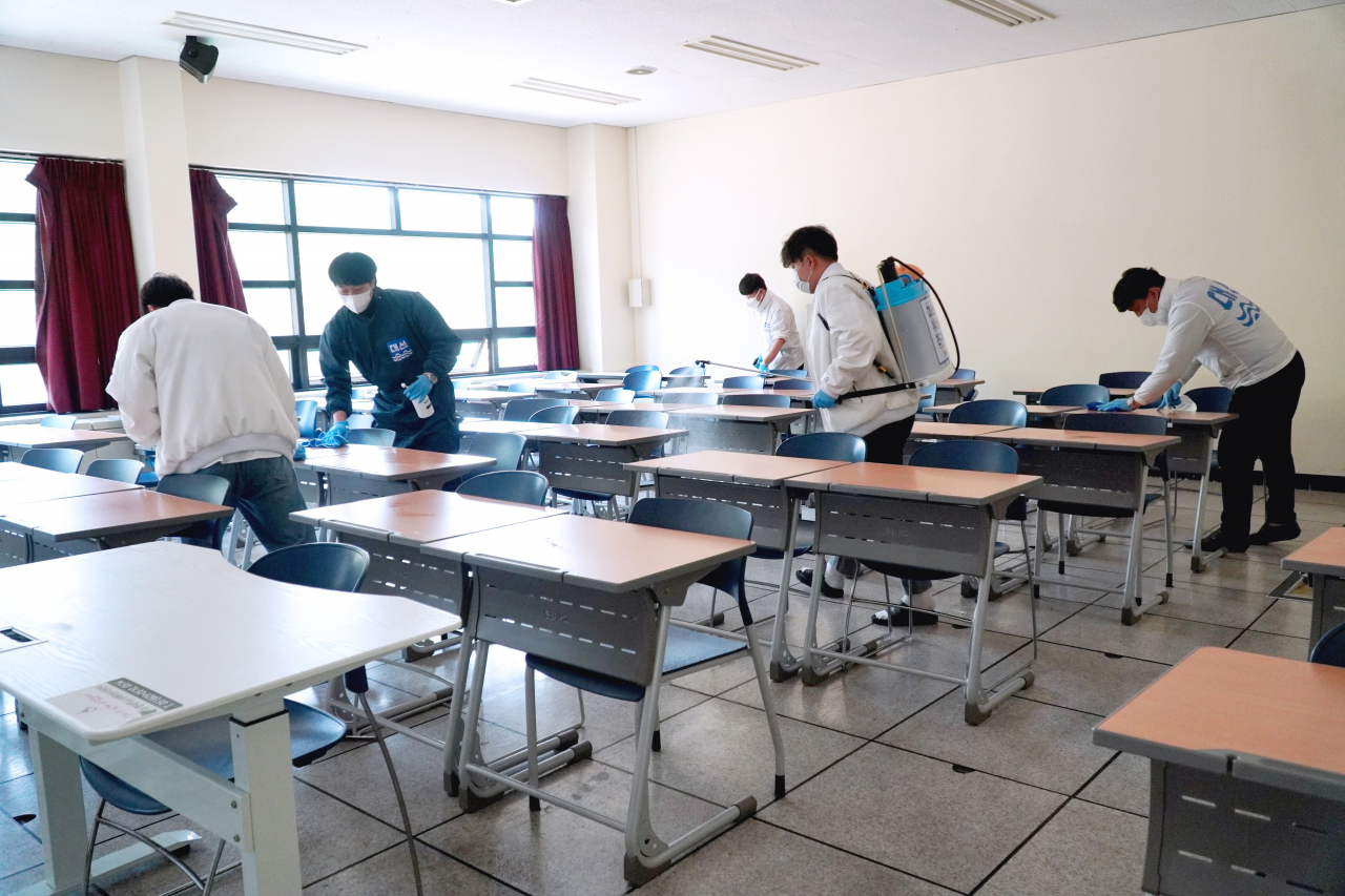 대선주조 임직원들이 대학교를 방문해 방역소독 활동을 실시하고 있다.