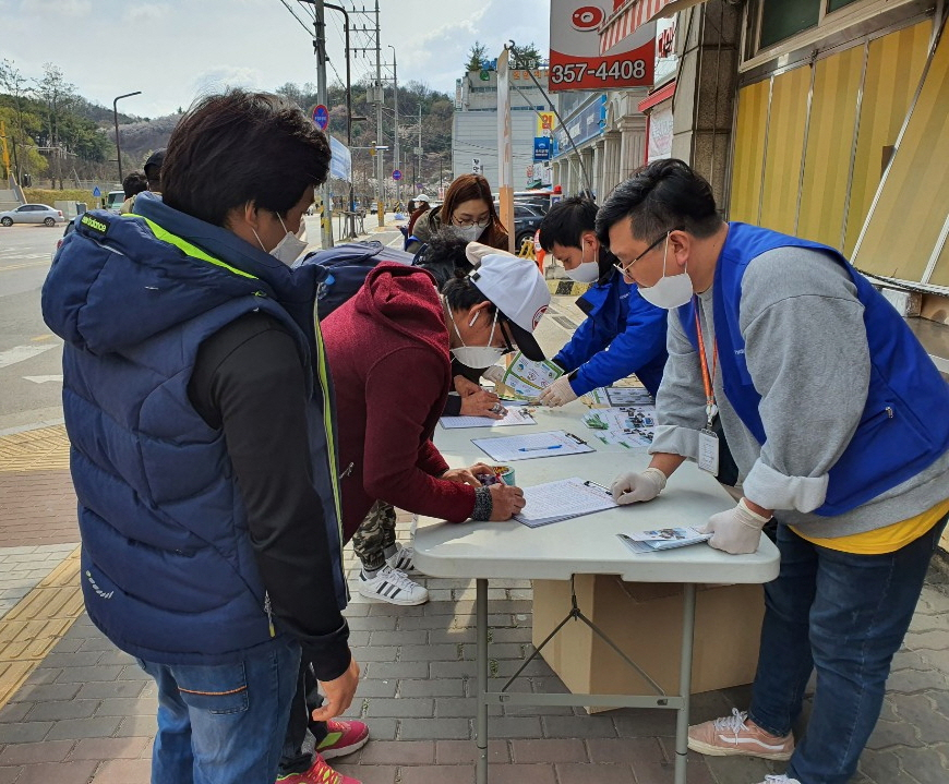 화성시 외국인복지센터는 마스크 나눔 행사를 가졌다. [화성시 제공]