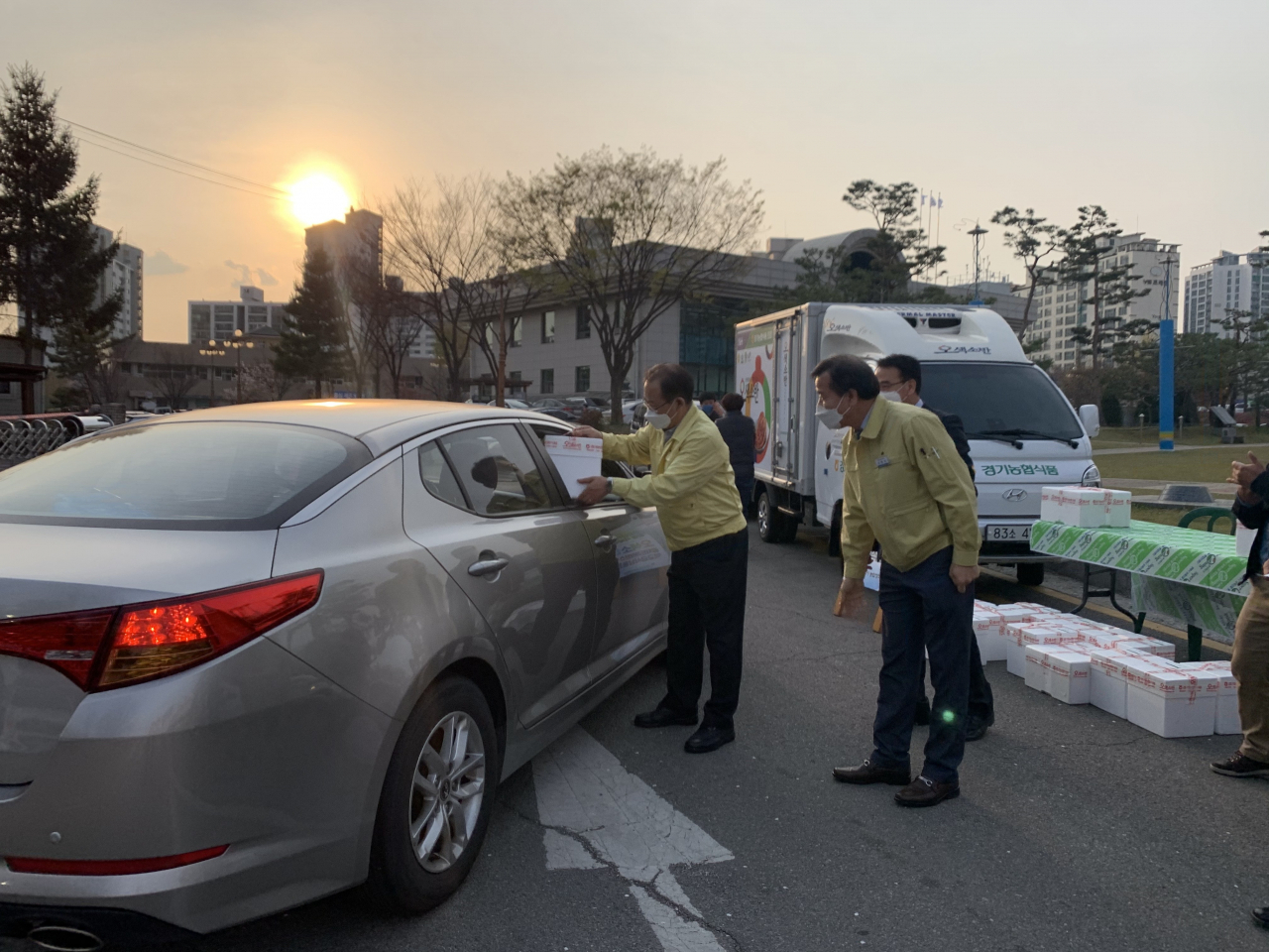 판로 막힌 학교 급식 농산물 판매에 평택시 공직자들이 적극 앞장 서고 있다. [평택시 제공]