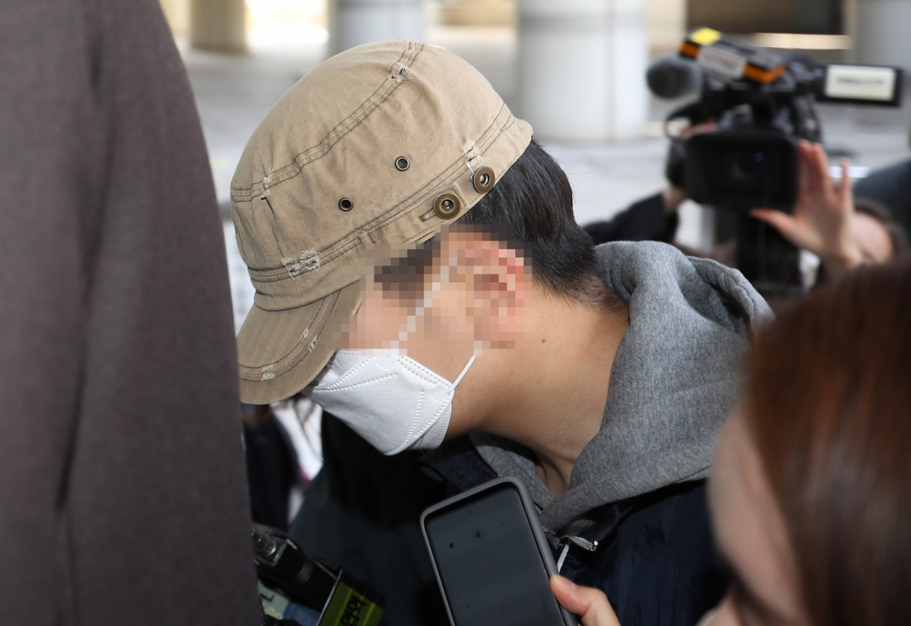 텔레그램 대화방 ‘박사방’에서 성 착취물을 유포한 조주빈의 공범 강모 군이 지난 9일 오전 서울중앙지법에서 열린 구속 전 피의자 심문(영장실질심사)에 출석하고 있다. [연합]