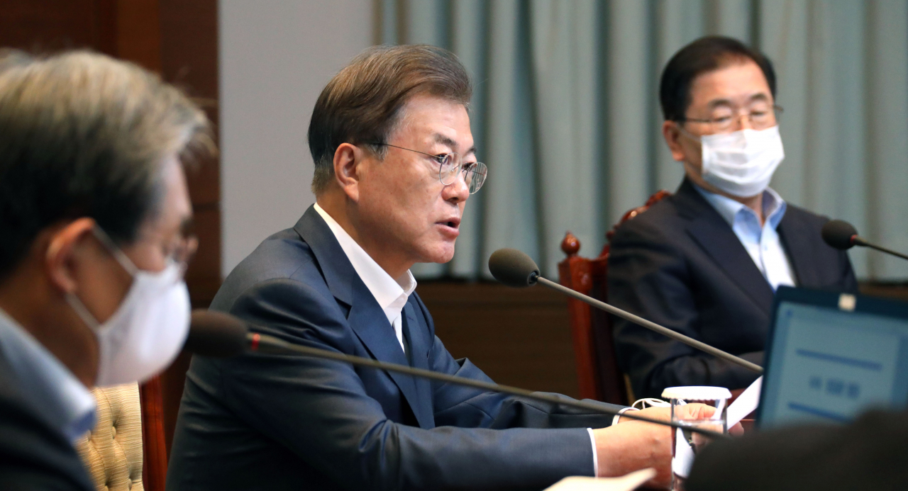 문재인 대통령이 13일 오후 청와대에서 열린 수석·보좌관 회의에서 발언하고 있다. [연합]