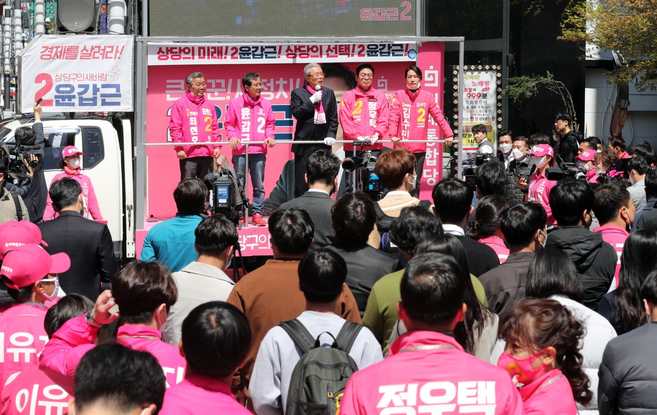 United Future Party's election committee chief Kim Chong-in (center) attends a rally in Cheongju, North Chungcheong Province on Monday. Yonhap