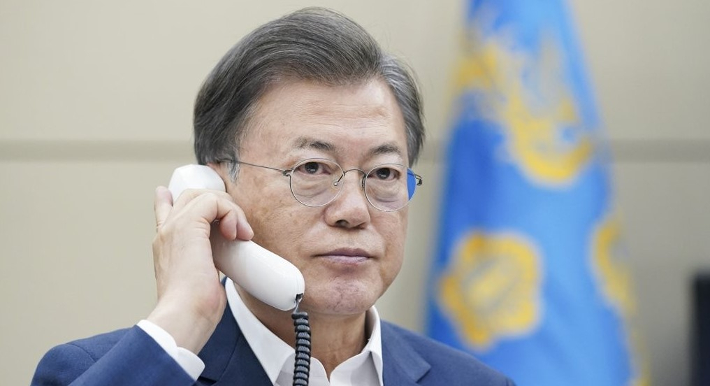 문재인 대통령이 13일 오후 청와대 여민관에서 샤프카트 미르지요예프 우즈베키스탄 대통령과 전화 통화하고 있다. [청와대 제공]