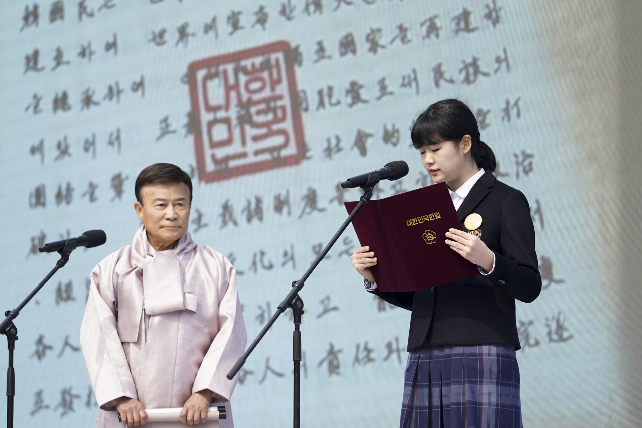 지난 11일 서울 서대문 독립공원 어울쉼터에서 열린 제101주년 대한민국임시정부 수립 기념식 및 기념관 기공식에서 김원웅 광복회장(왼쪽)과 정고은(임시의정원 의장 윤기섭 외증손)양이 임시헌장 및 헌법을 낭독하고 있다.[연합]