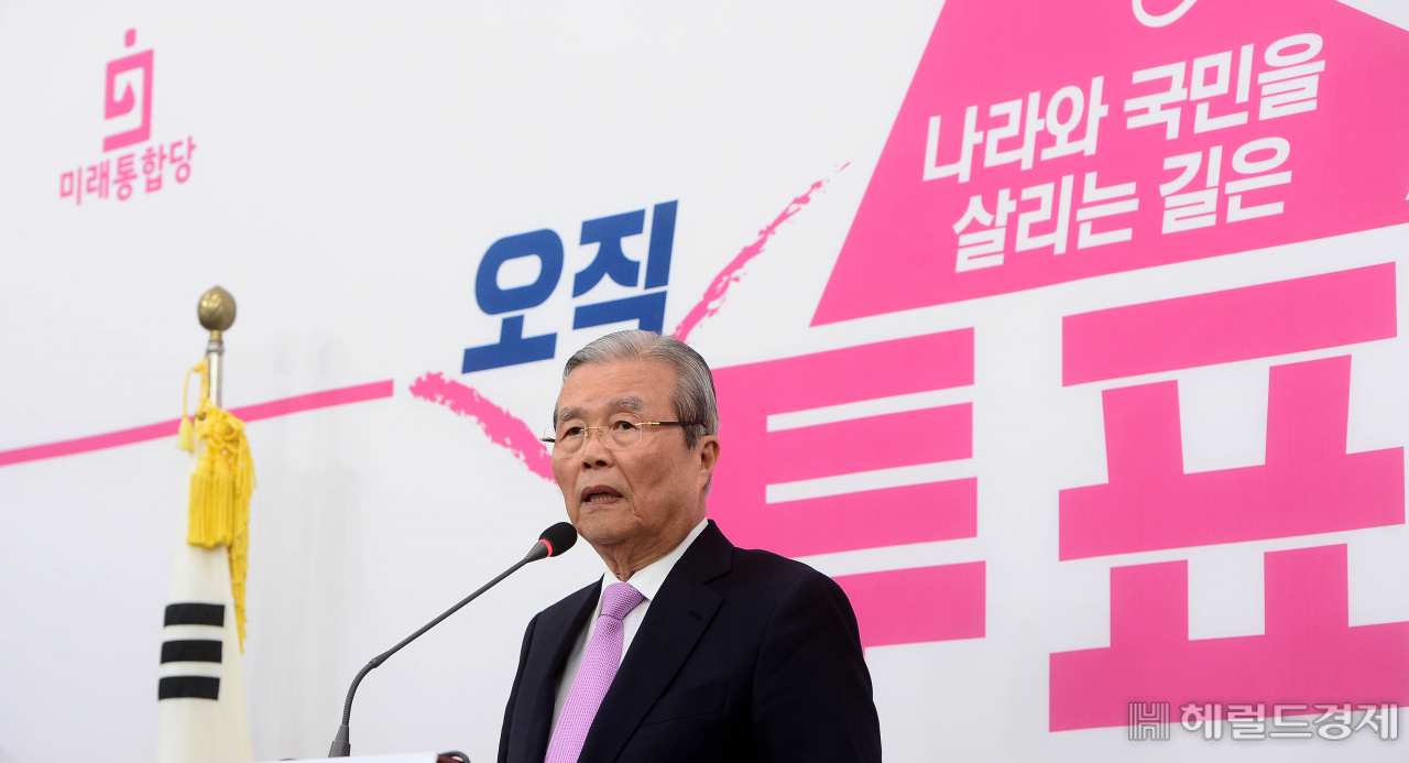 [헤럴드경제=이상섭 기자] 제 21대 국회의원 선거를 하루 앞둔 14일 오전 미래통합당 김종인 총괄선대위원장이 여의도 국회에서 기자회견을 하고 있다. babtong@heraldcorp.com