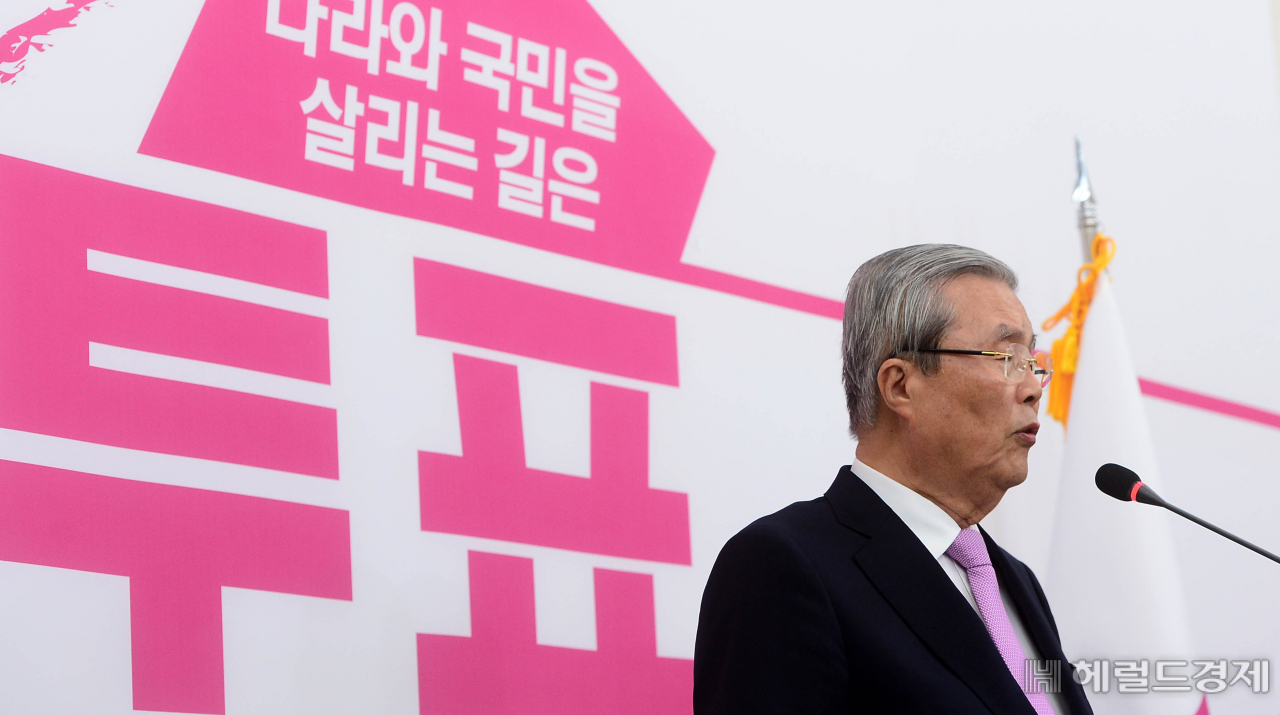 [헤럴드경제=이상섭 기자] 제 21대 국회의원 선거를 하루 앞둔 14일 오전 미래통합당 김종인 총괄선대위원장이 여의도 국회에서 기자회견을 하고 있다. babtong@heraldcorp.com