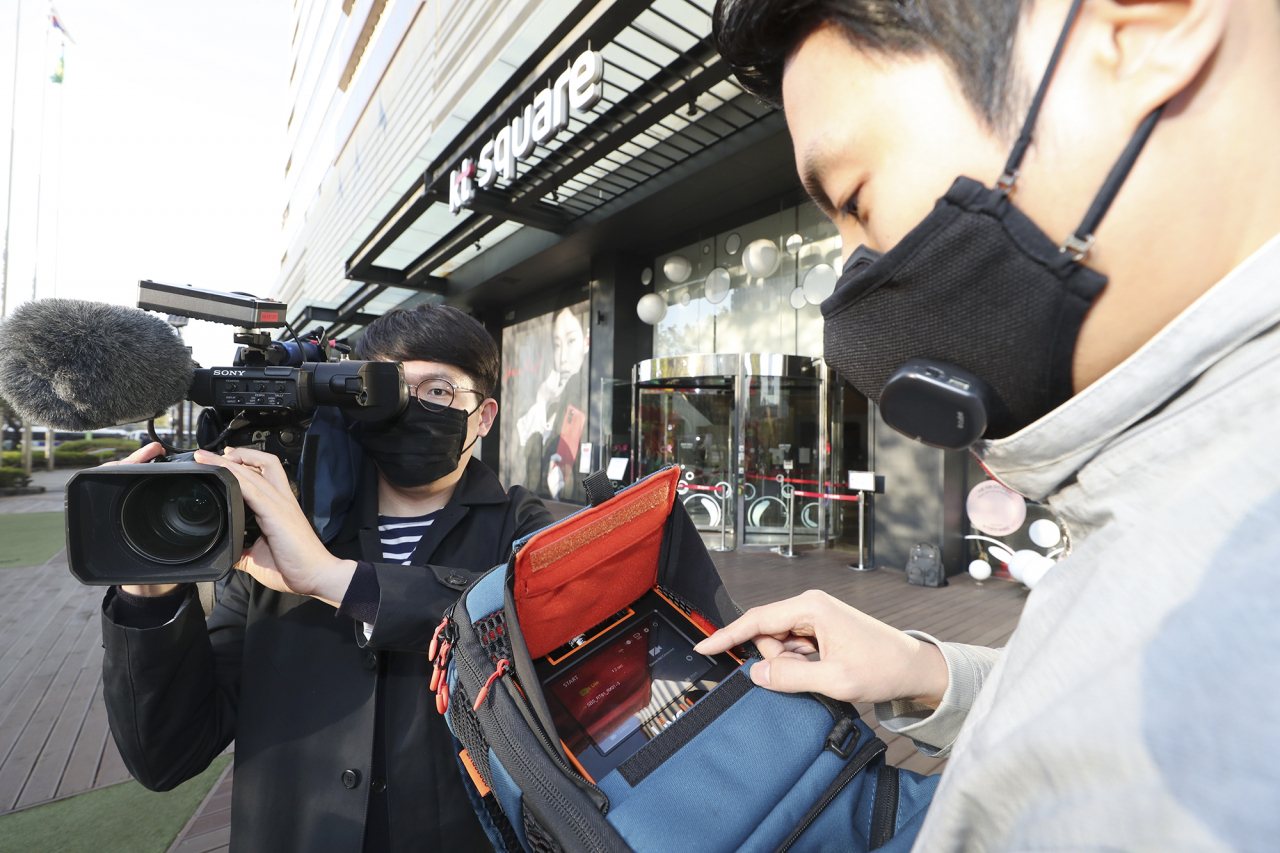 서울 광화문 일대에서 KT 직원들이 5G 생중계 장비를 최종 점검하고 있다. [KT 제공]