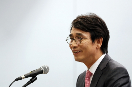 유시민 노무현재단 이사장이 지난해 4월 25일 서울 마포구 연세대 김대중도서관에서 고(故) 김대중 전 대통령과 고 노무현 전 대통령의 10주기와 4·27 판문점선언 1주년을 맞아 열린 공동학술행사에서 환영사를 하고 있다. [연합]