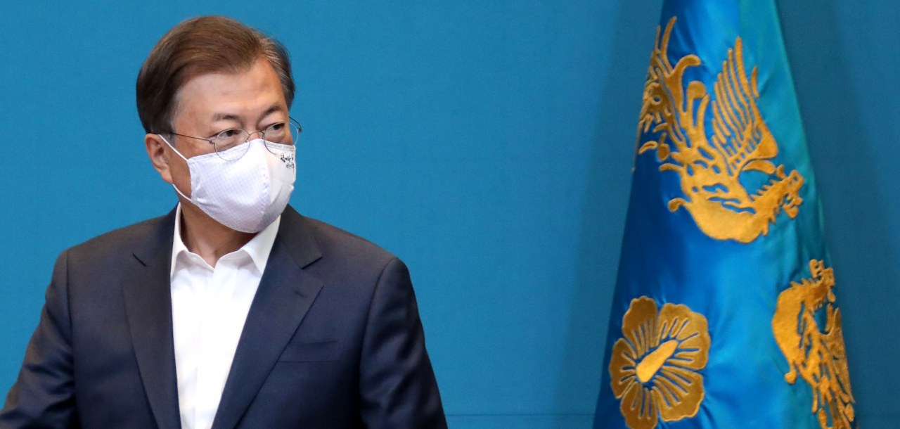 문재인 대통령이 지난 13일 청와대에서 열린 수석·보좌관 회의에 참석하고 있다. [연합]