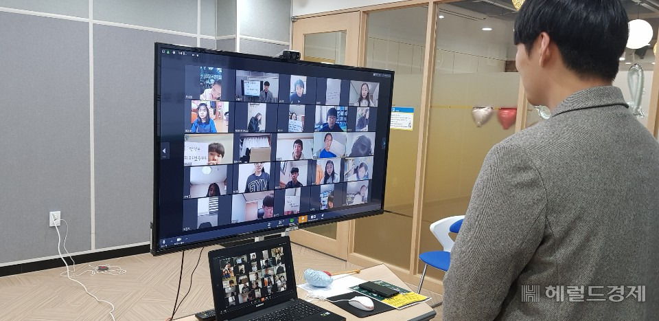 강서구 아동참여위원회가 온라인 프랫폼을 활용해 영상회의를 하고 있다.[강서구]