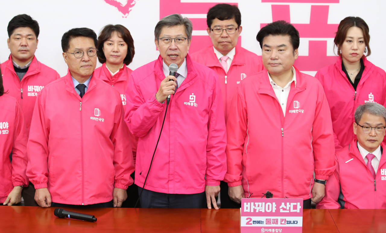 박형준 미래통합당 공동선대위원장이 14일 오전 국회에서 열린 미래통합당-미래한국당 '둘째 칸 찍기' 캠페인에서 발언하고 있다. [연합]