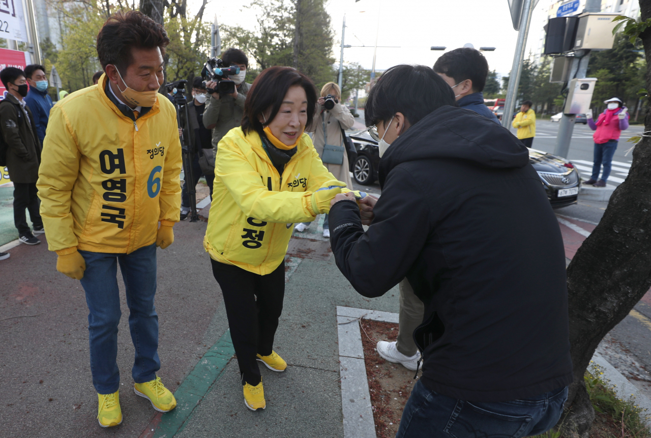 심상정 정의당 대표가 14일 성산구 일대에서 시민들에게 창원성산에 출마한 여영국 후보 지지를 호소하고 있다. [연합]