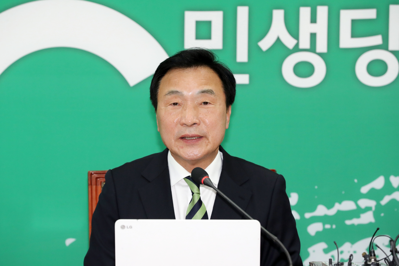 손학규 민생당 상임선대위원장이 총선 선거운동 마지막 날인 14일 오전 서울 여의도 국회에서 기자회견을 하며 민생당 지지를 호소하고 있다. [연합]