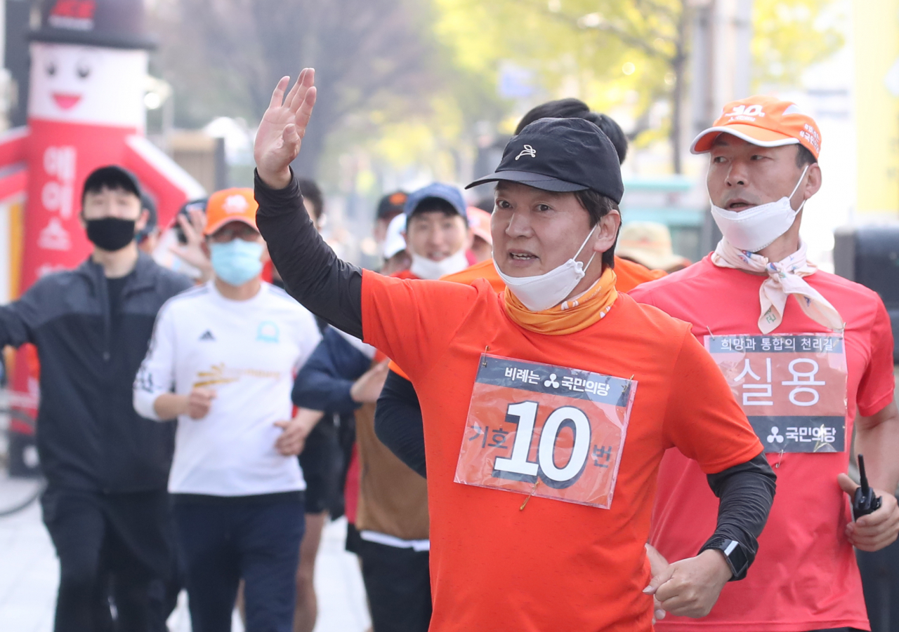 4·15 총선을 하루 앞두고 안철수 국민의당 대표가 14일 오전 서울 금천구 독산사거리 부근에서 국토 종주 유세를 펼치며 시민들에게 손을 들어 인사하고 있다. [연합]