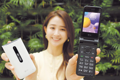 LG전자가 17일 국내 이동통신 3사를 통해 4G 폴더폰 ‘LG 폴더2’를 출시한다. 사진은 모델이 LG 폴더2를 소개하고 있는 모습. [LG전자 제공]