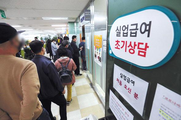 ‘코로나19’로 실직자가 늘어나면서 지난달 구직급여 지급액이 역대 최대 기록을 경신했다. 13일 고용노동부의 ‘고용행정통계로 본 3월 노동시장 동향’에 따르면 지난달 구직급여 지급액은 8982억원으로, 작년 동월(6397억원)보다 2585억원(40.4%) 급증했다. 사진은 이날 서울 중구 고용복지플러스센터에서 진행된 설명회에 입장하는 실업급여 신청자들. [연합]
