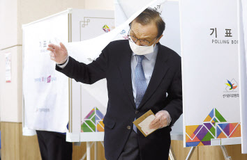 이해찬 더불어민주당 선대위원장이 10일 오전 대전시 중구 은행선화동 사전투표소에서 투표하고 있다. [연합]