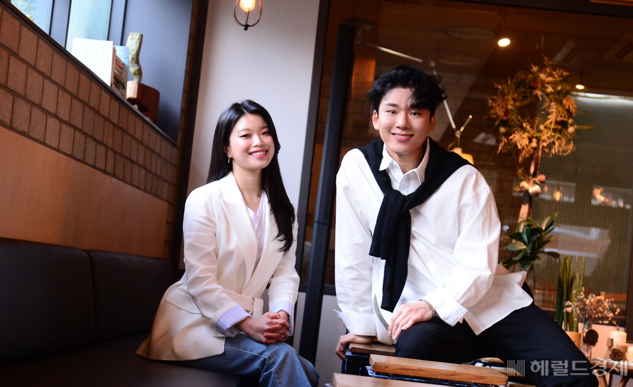 두 사람은 어디로 튈지 모르는 순수한 단(양희준), 강단있고 어른스러운 진(김수하)의 모습을 닮았다. 이상섭 기자 babtong@heraldcorp.com