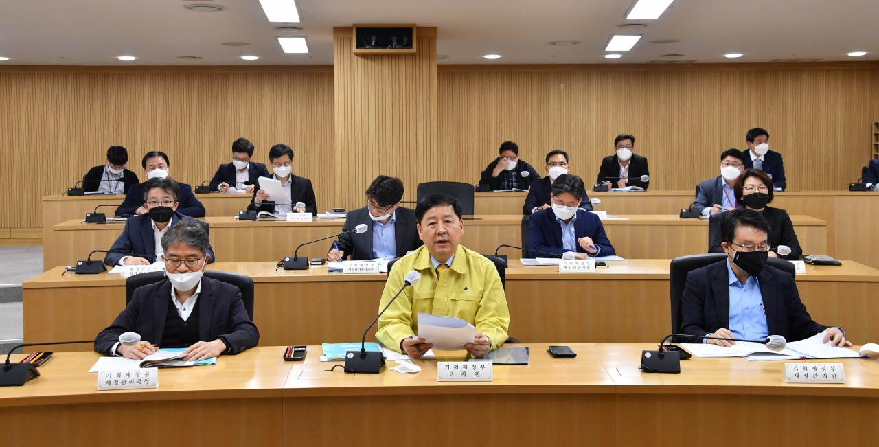 구윤철(앞줄 가운데) 기획재정부 차관이 14일 세종정부청사에서 열린 ‘제4차 비상 재정관리점검회의’를 주재, 모두발언을 하고 있다. ［기획재정부 제공］