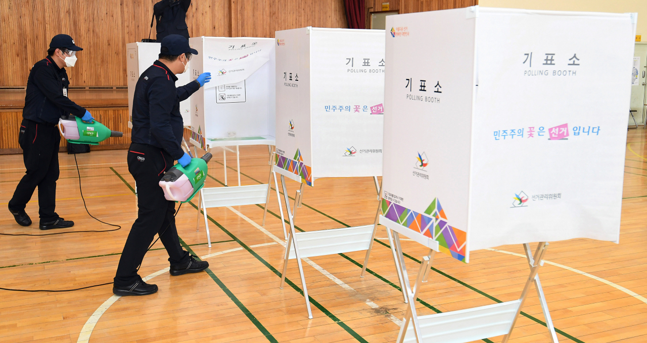 제21대 국회의원 선거를 하루 앞둔 14일 오후 청운효자동제1투표소인 서울 청운초등학교에서 관계자들이 투표소 방역작업을 하고 있다. 연합뉴스