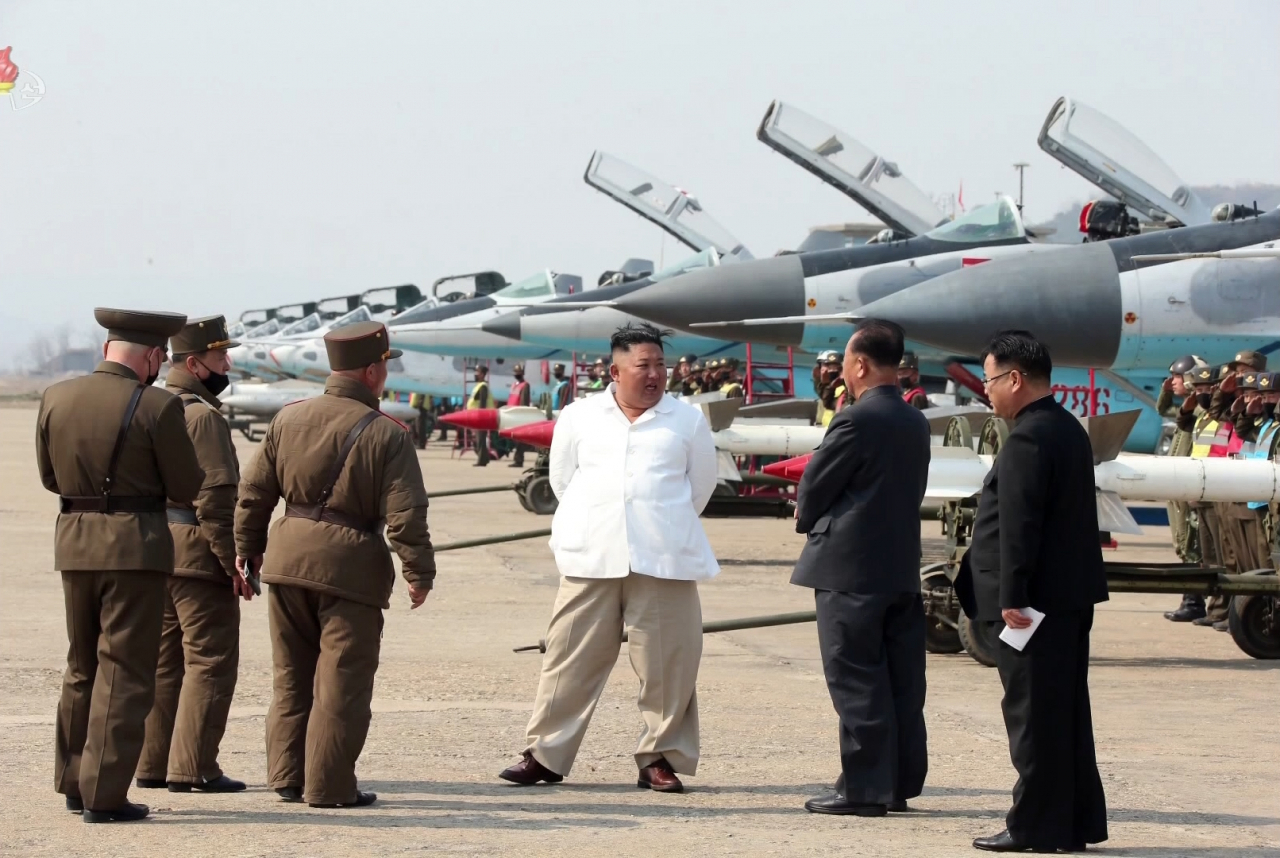 북한 조선중앙TV는 김정은 북한 국무위원장이 지난 12일 서부지구 항공 및 반항공사단 관하 추격습격기연대를 시찰했다고 보도했다. [연합]