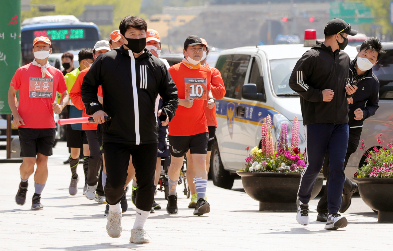 안철수 국민의당 대표가 제21대 국회의원선거를 하루 앞둔 14일 오후 국토종주 유세를 하며 서울 시내를 통과하고 있다. [연합]