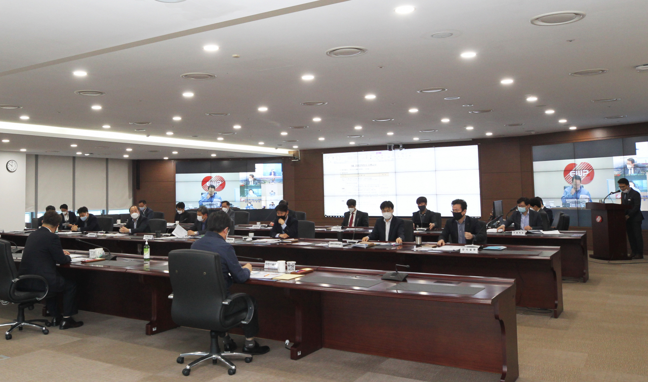 박일준 사장 등 한국동서발전 경영진들이 지난 6일 울산 본사에서 열린 경영전략회의에 코로나19 확산에 따른 해외사업장 안전대책과 비상대응체계를 점검하고 있다.［한국동서발전 제공］