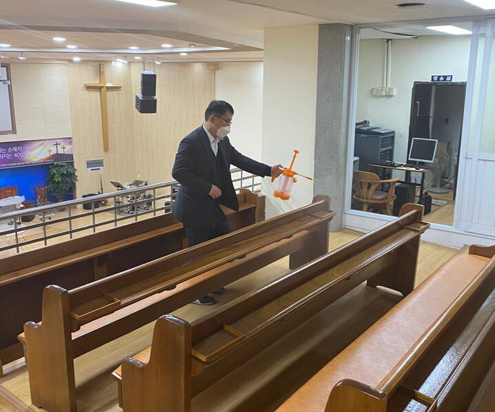 종교시설을 소독하고 있는 관계자. [화성시 제공]