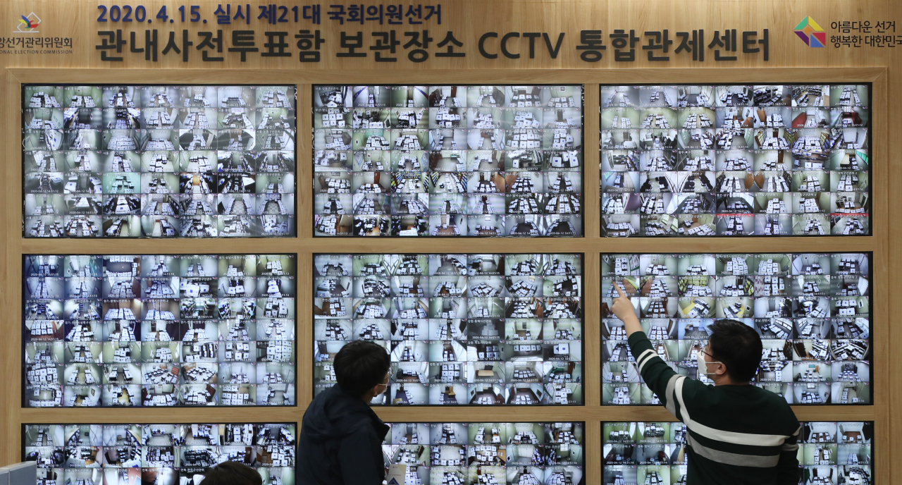 지난 12일 경기 과천 중앙선거관리위원회에 설치된 관내사전투표함 보관장소 CCTV 통합관제센터에서 관계자들이 업무를 보고 있다. [연합]