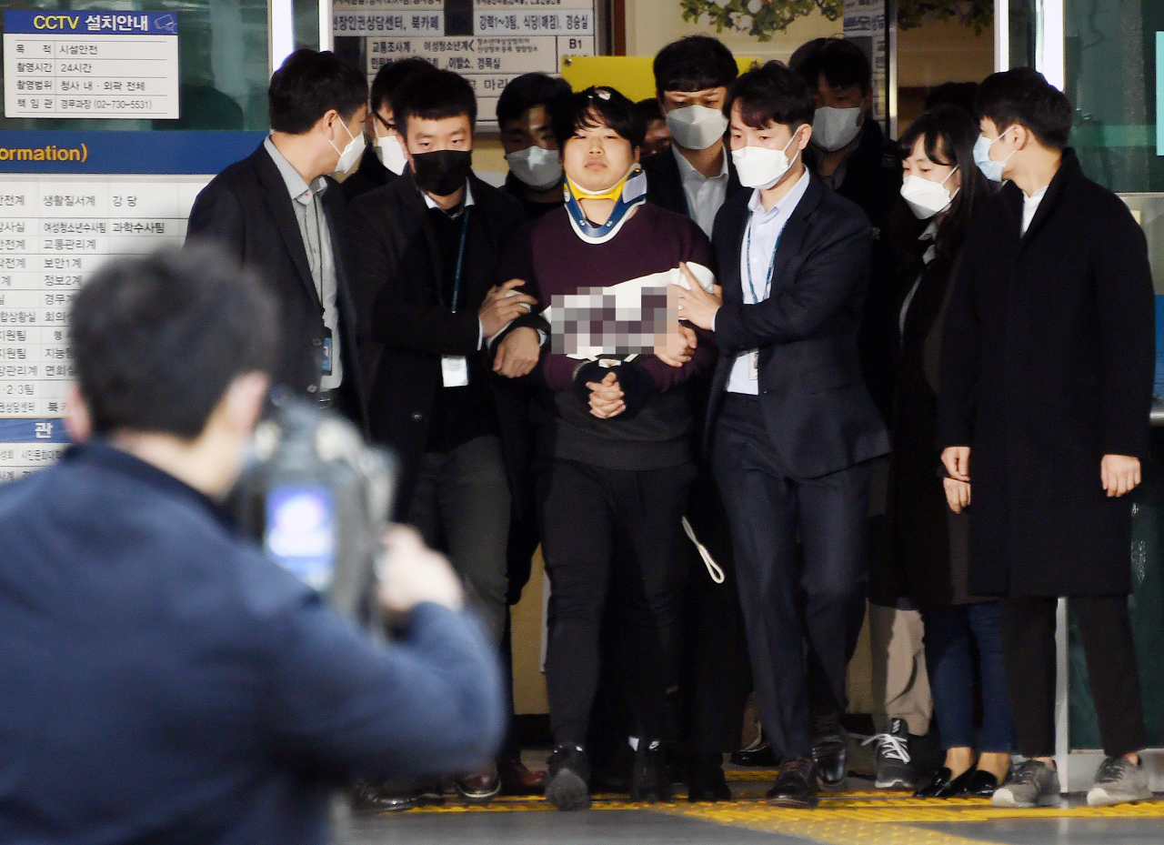 미성년자를 포함한 여성을 협박해 성 착취 불법 촬영물을 제작하고 유포한 텔레그램 '박사방' 운영자 조주빈이 지난 25일 오전 서울 종로경찰서에서 검찰로 송치되고 있다. [연합뉴스]
