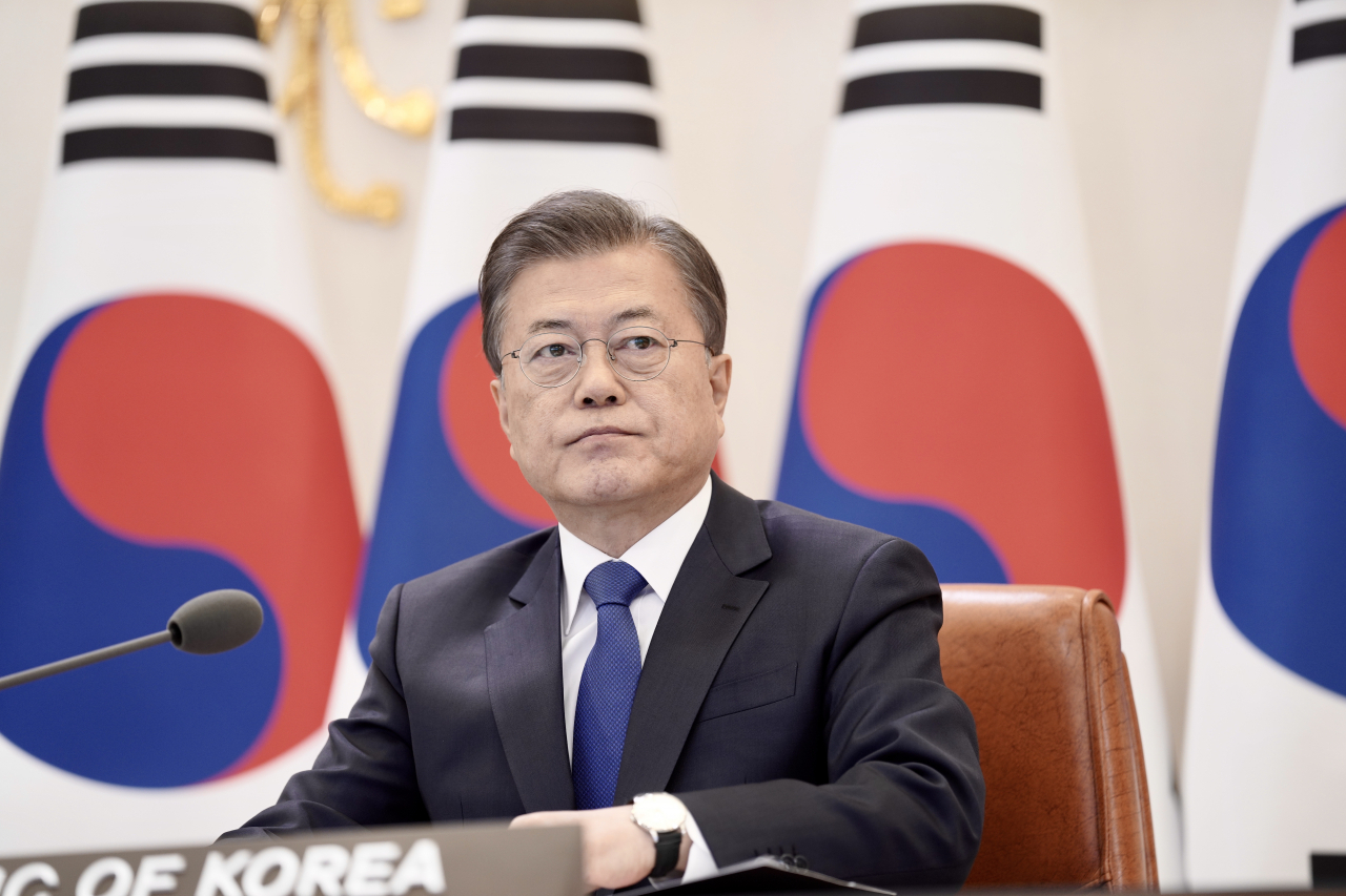 문재인 대통령이 14일 오후 청와대 집무실에서 코로나19 대응을 위한 '아세안+3 화상정상회의'를 하고 있다. [연합]