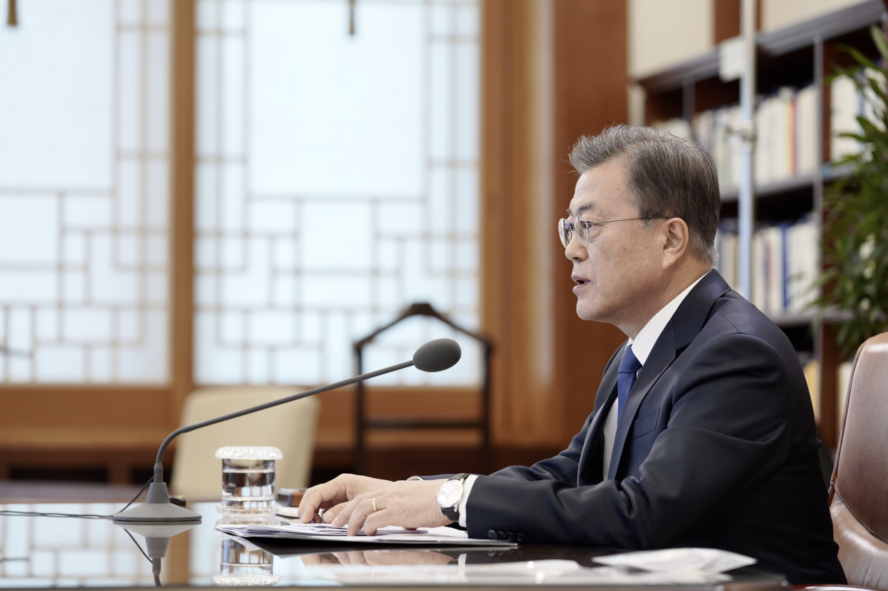 문재인 대통령이 14일 오후 청와대 집무실에서 '아세안+3 화상정상회의'에 참석해 발언하고 있다. [연합]