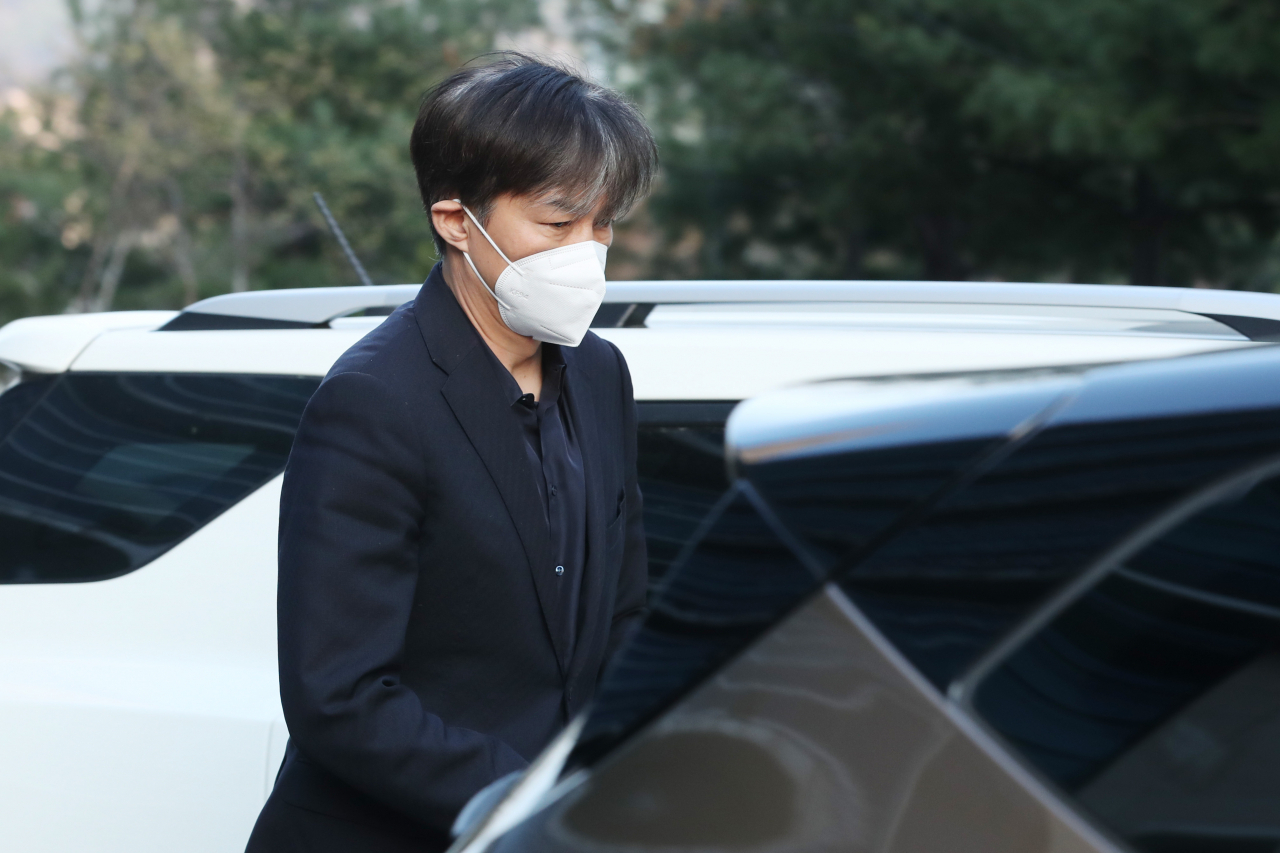 조국 전 법무부 장관이 14일 오후 서울 도봉구 북부지법에서 열린 조 전 장관의 명예훼손 혐의로 기소된 우종창 전 월간조선 편집위원의 재판에 증인으로 출석한 뒤 이동하기 위해 차량으로 향하고 있다. [연합뉴스]