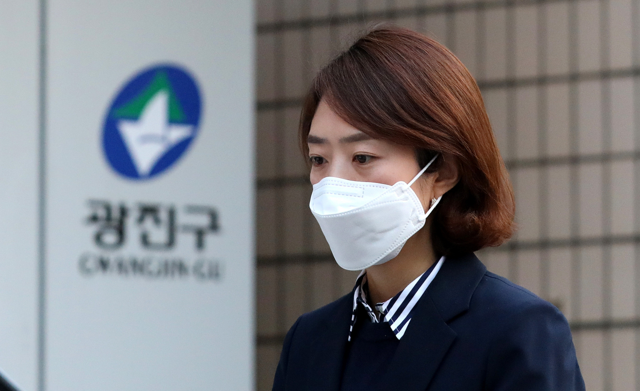 제21대 국회의원 선거일인 15일 오전 광진구을 더불어민주당 고민정 후보가 서울 광진구민방위교육센터에 마련된 투표소로 향하고 있다.[연합]