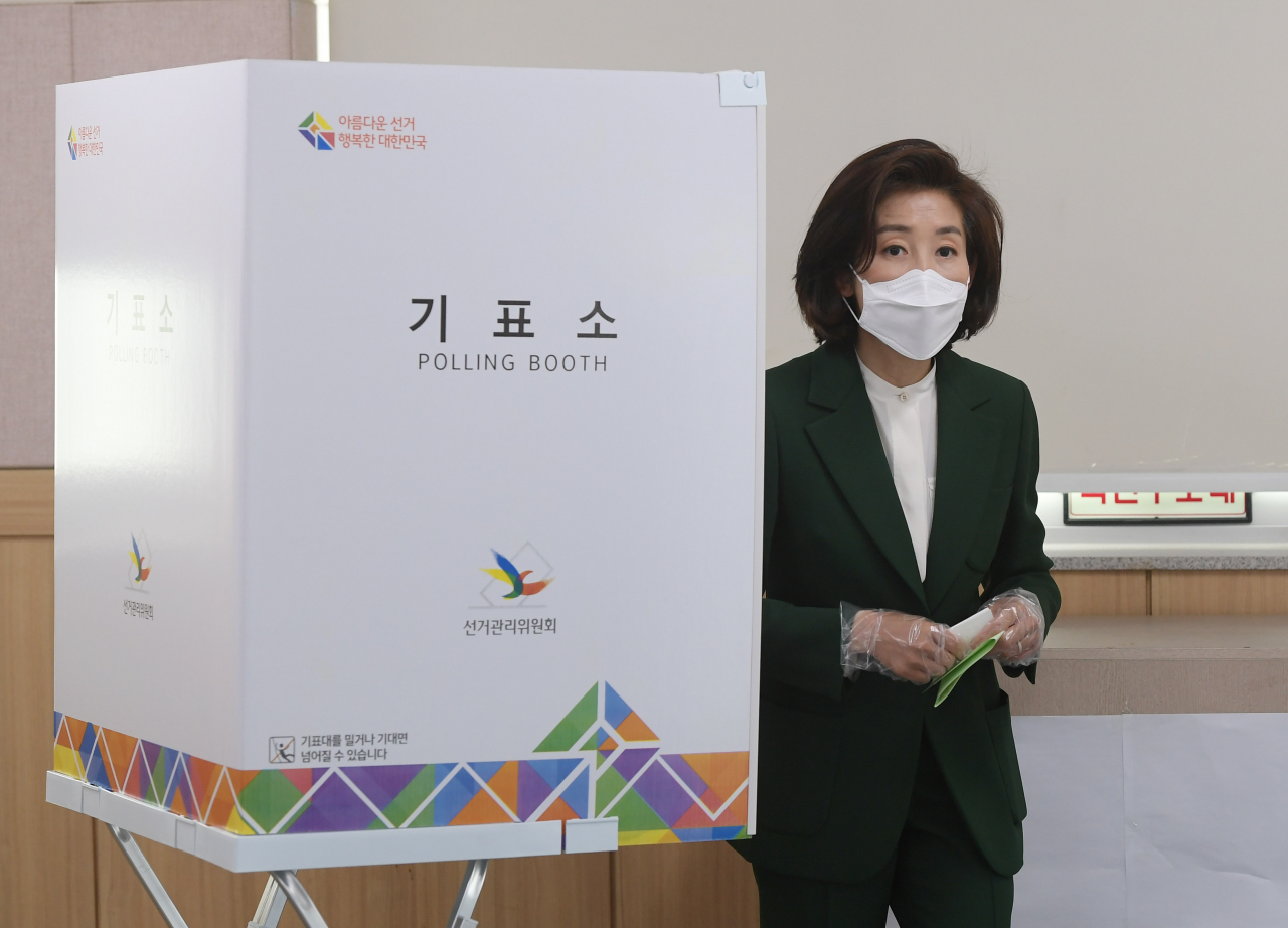 제21대 국회의원선거 동작구을 선거구에 출마한 미래통합당 나경원 후보가 15일 오전 서울 동작구 사당1동 주민센터에서 투표하고 있다.[연합]