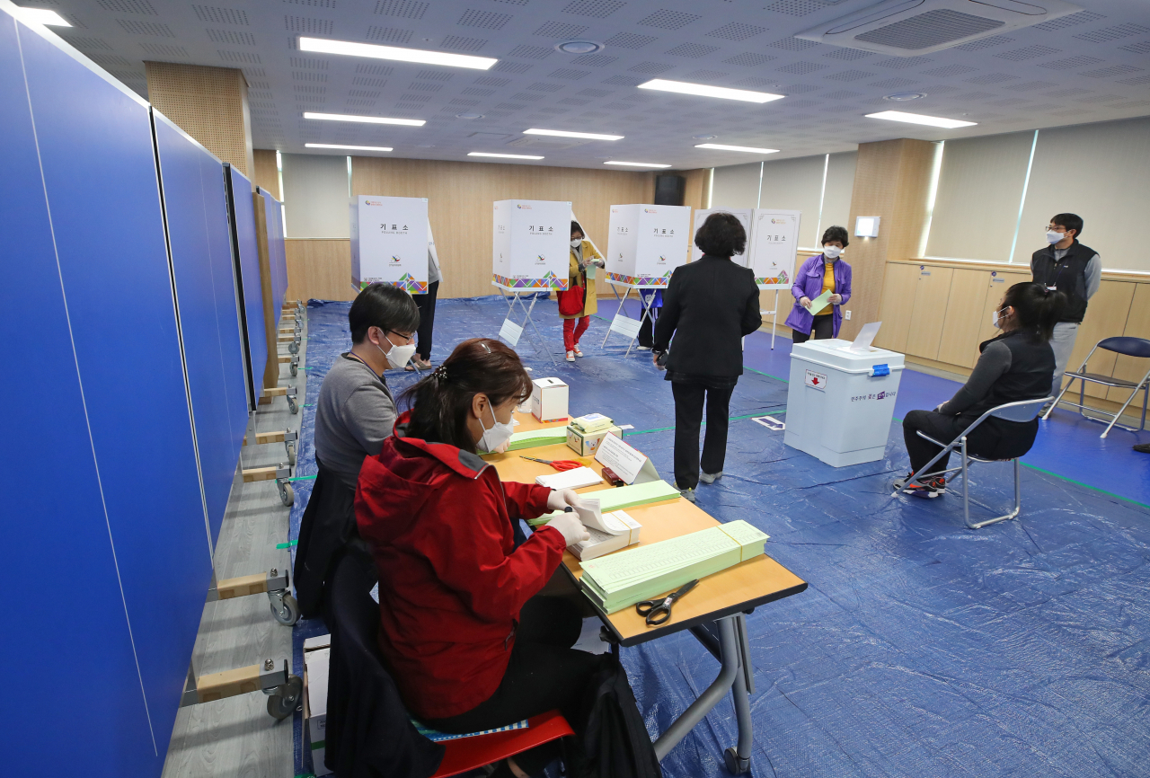 제21대 국회의원 선거 투표일인 15일 오전 송현1동제4투표소가 설치된 대구 달서구 송현체육센터에서 시민들이 투표하고 있다. [연합]