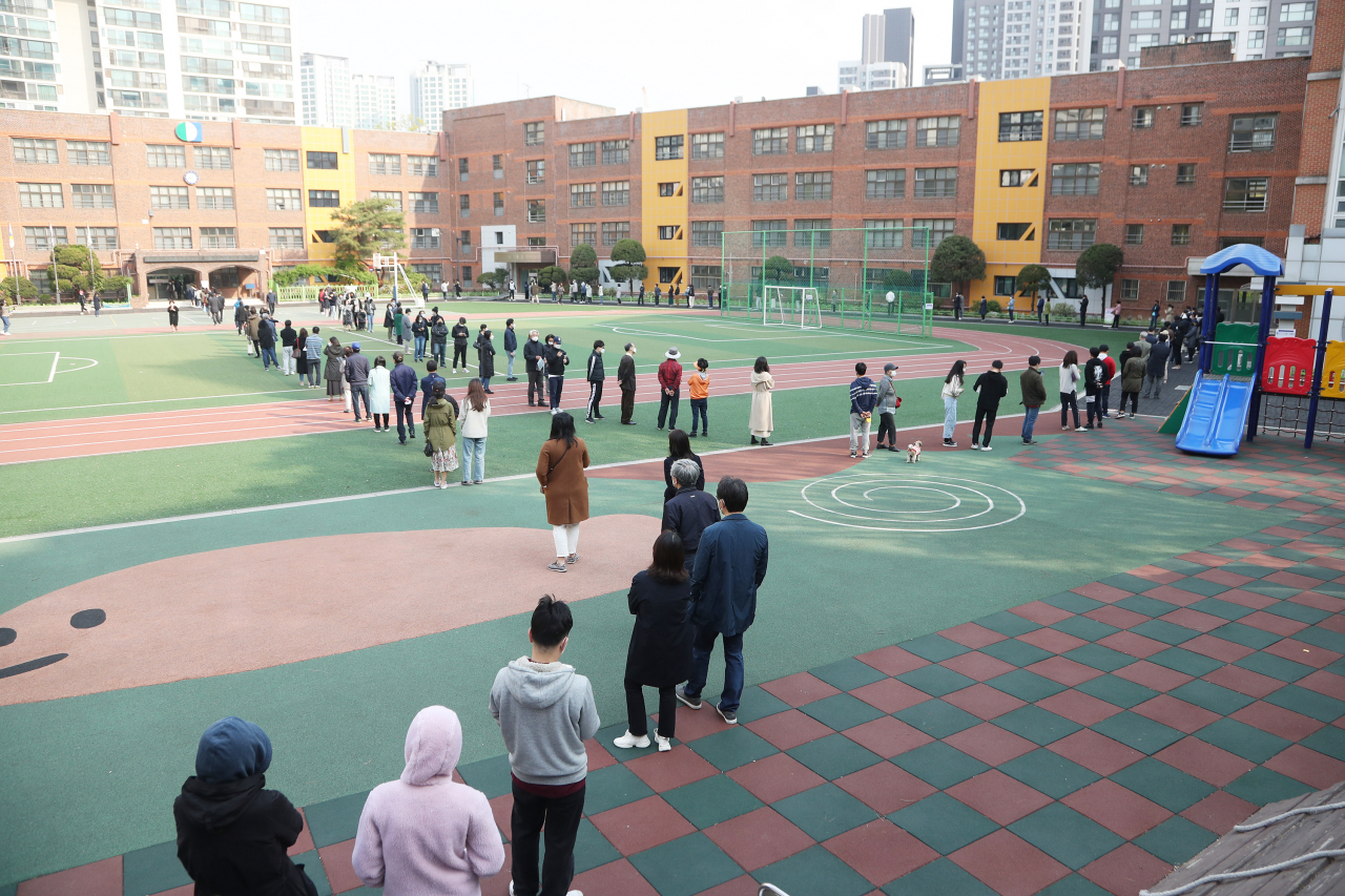 제21대 총선 투표일인 15일 오전 서울 서초구 원명초등학교 투표소에서 시민들이 투표 순서를 기다리고 있다. [연합]