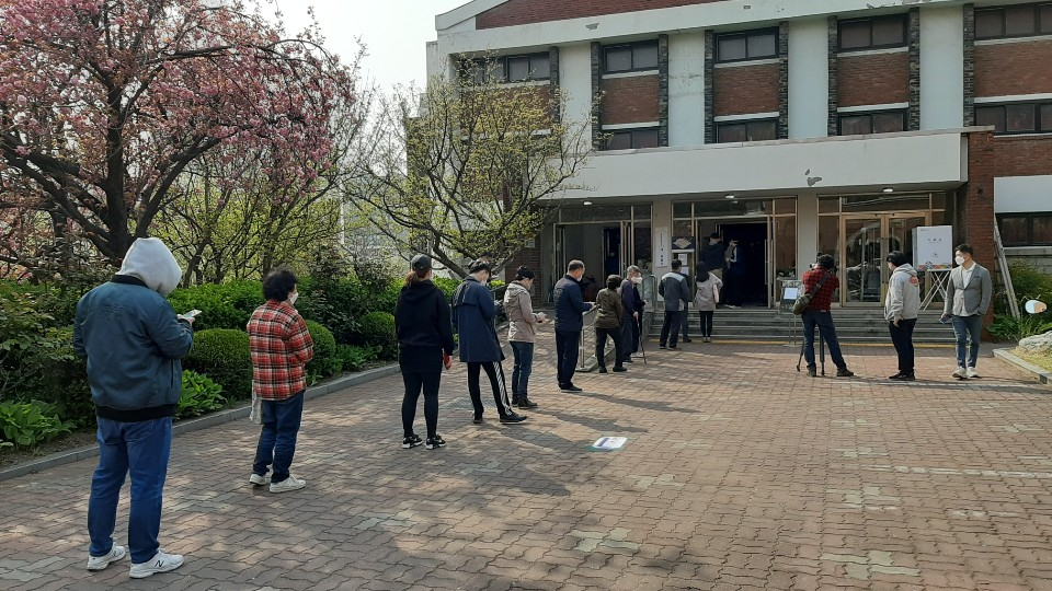 서울 용산구 서원효로제2동제3투표소도 유권자의 발걸음이 이어졌다. 마스크를 낀 유권자들이 1m 간격을 유지하고 있는 모습. 주소현 수습기자