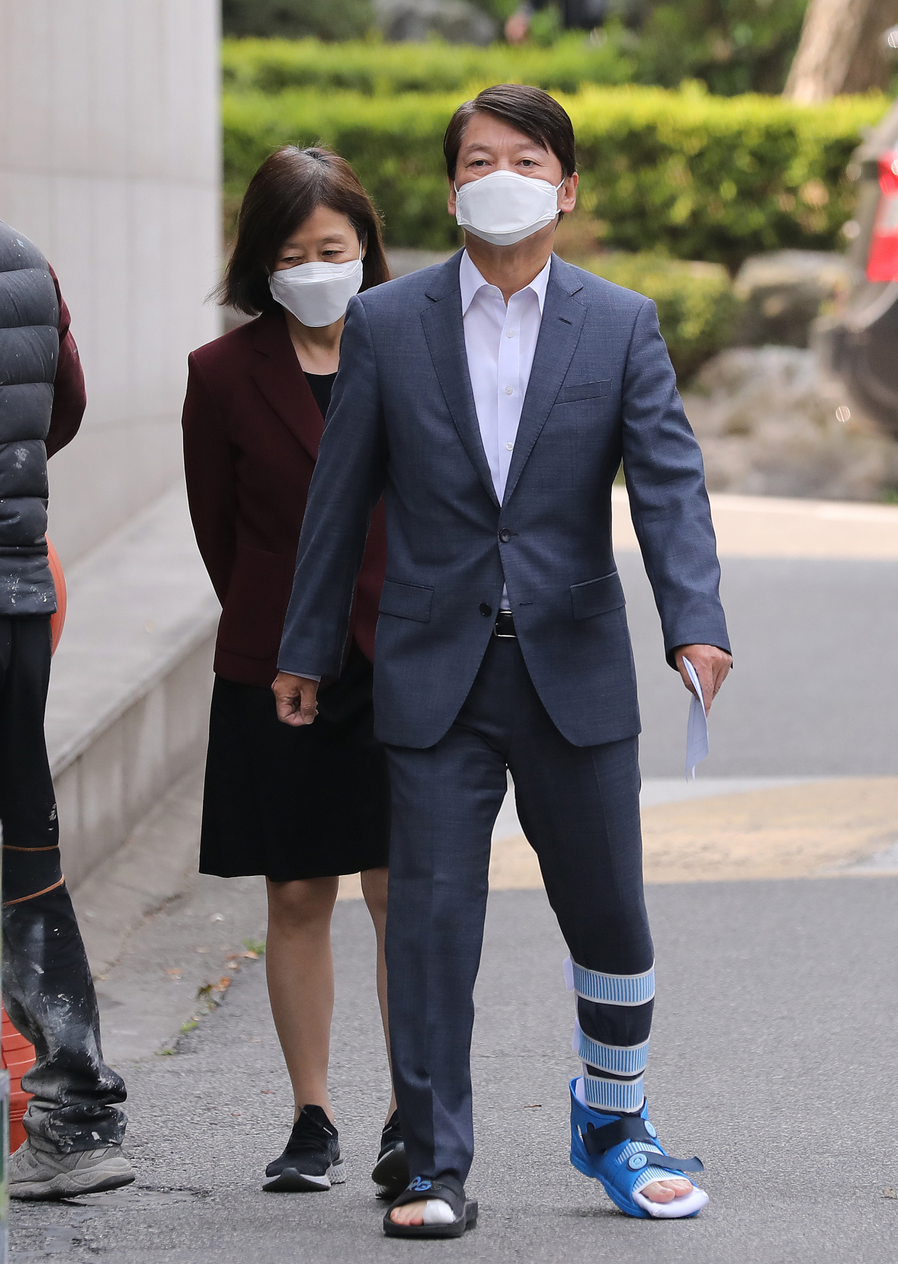국민의당 안철수 대표와 부인 김미경 서울대학교 교수가 제21대 국회의원선거 투표일인 15일 오전 서울 노원구 극동늘푸른아파트 경로당에 마련된 상계1동 제7투표소 앞에서 투표하기 위해 이동하고 있다.[연합]