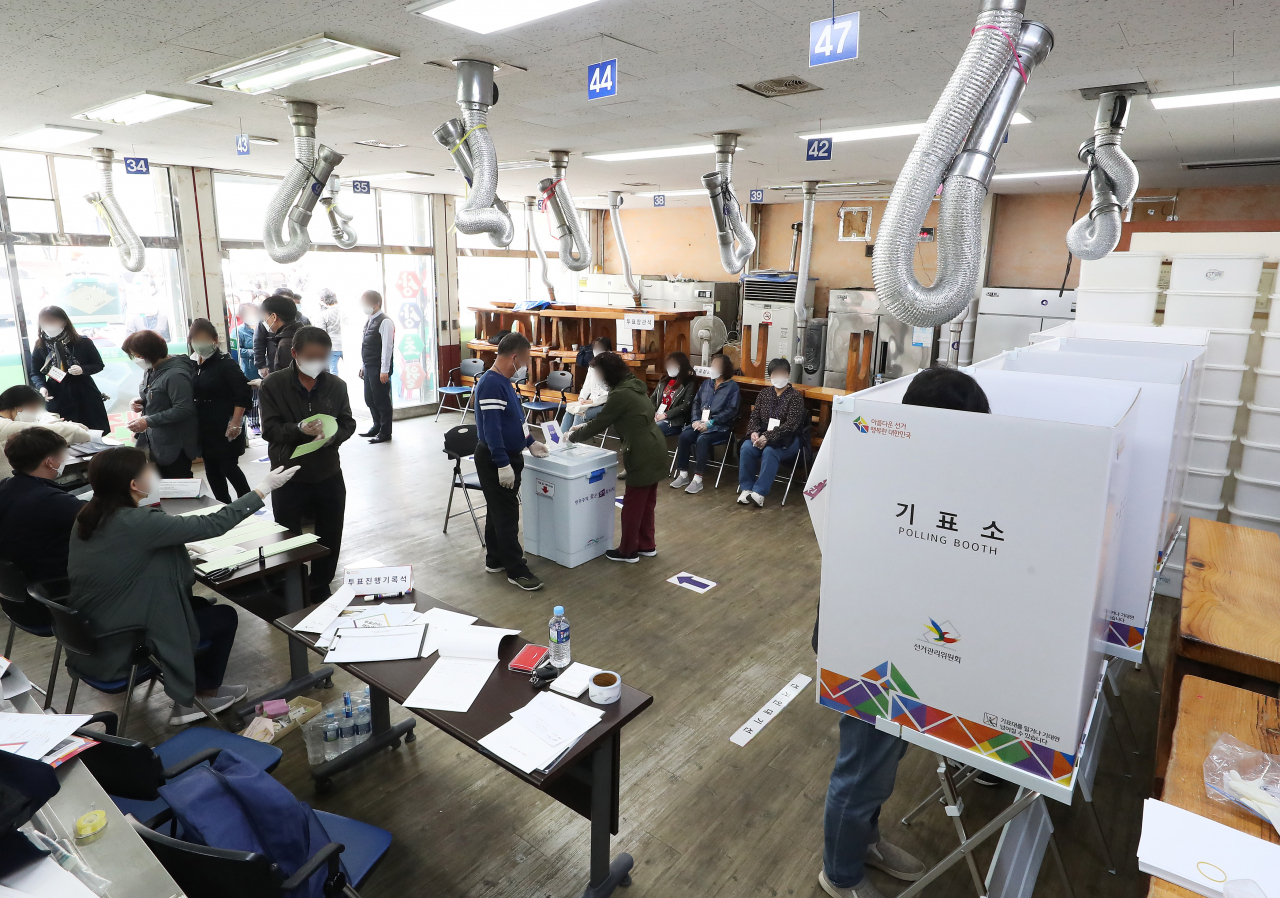 제21대 국회의원 선거일인 15일 오후 경기도 광명시의 한 식당에 마련된 투표소에서 유권자들이 투표하고 있다. [연합]